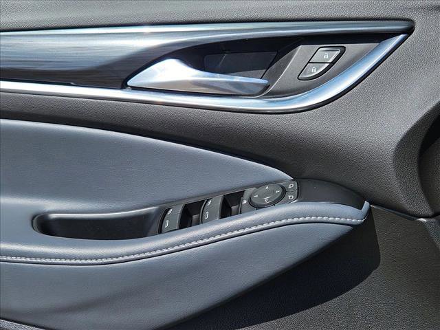 Used 2024 Buick Enclave Essence image 11