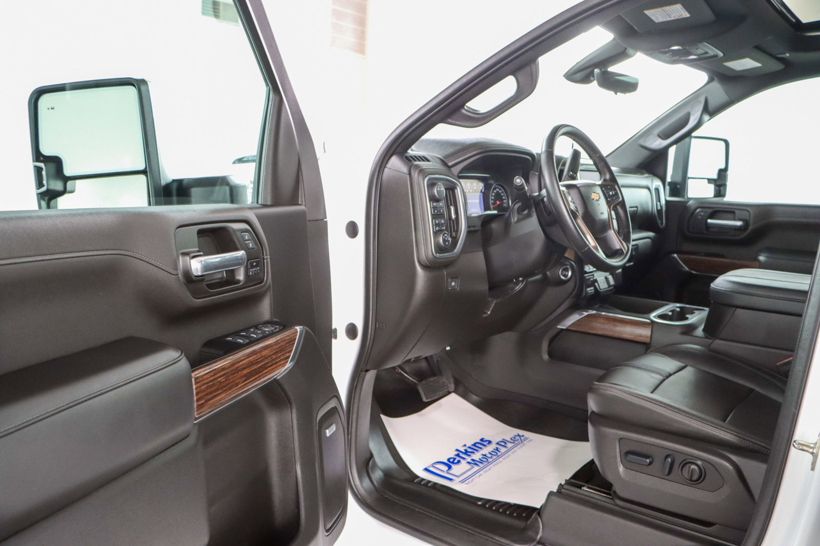 Used 2023 Chevrolet Silverado 2500 High Country image 3