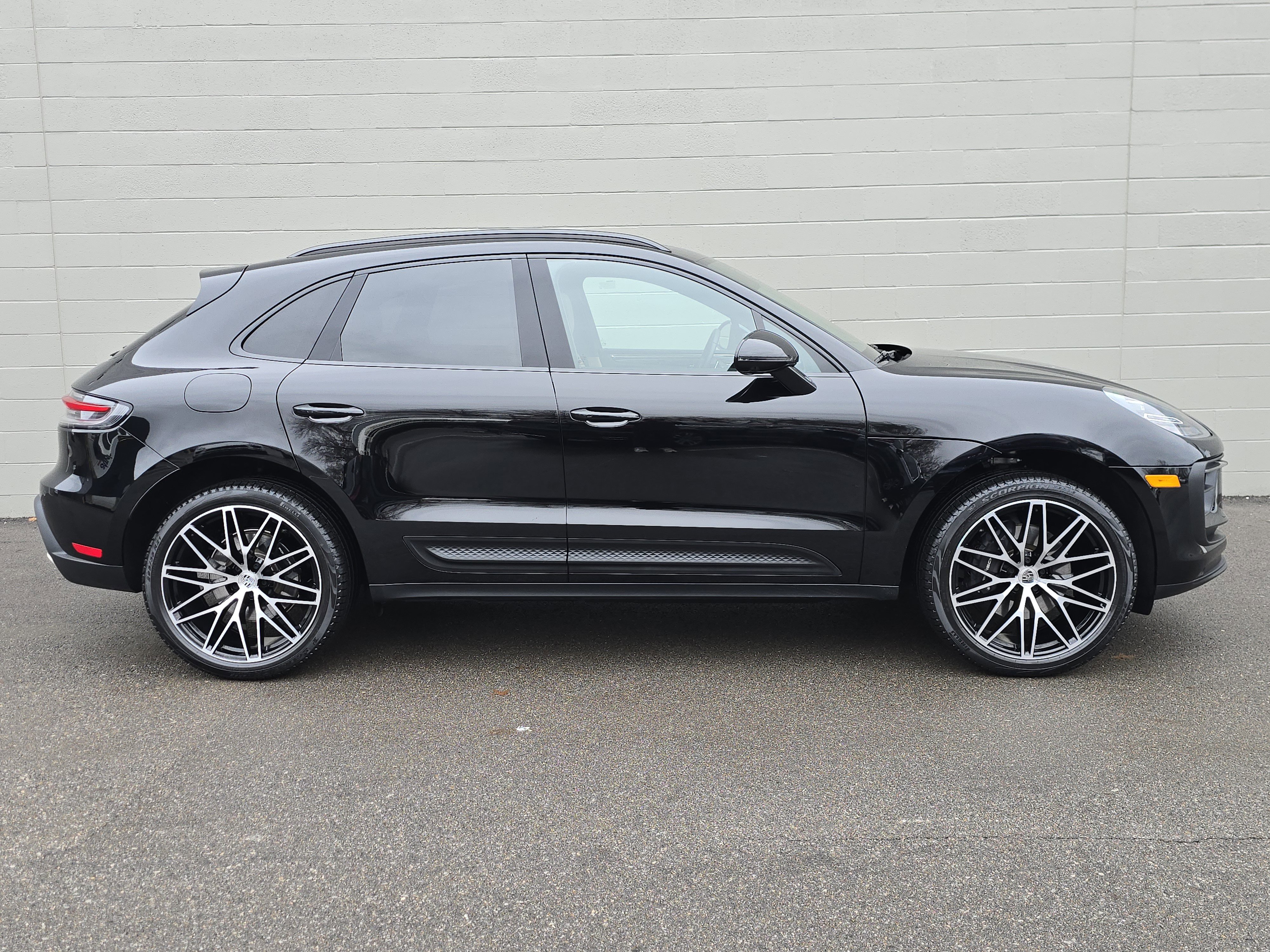 Certified 2025 Porsche Macan image 10