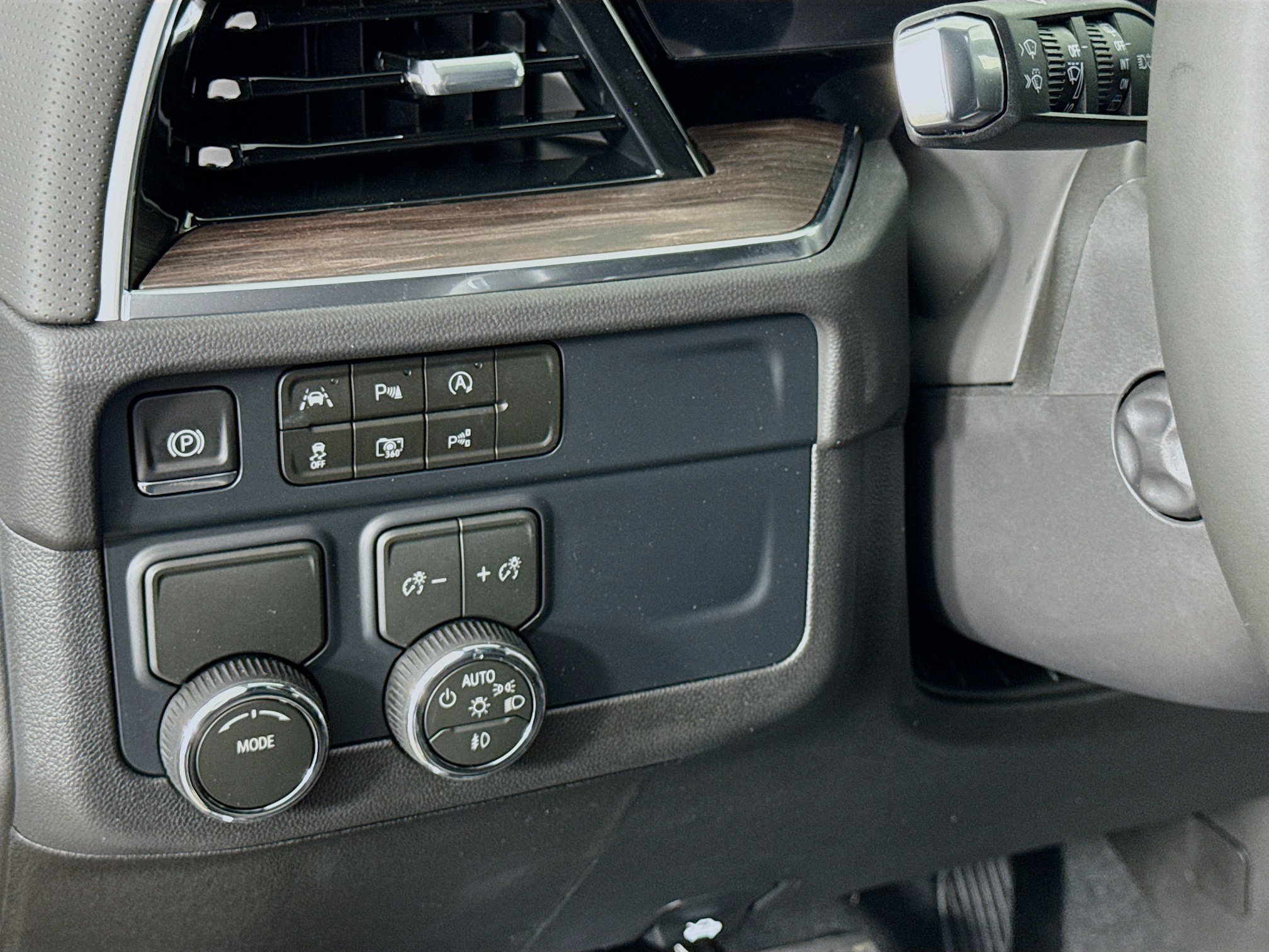 New 2026 Chevrolet Suburban Premier RWD image 12