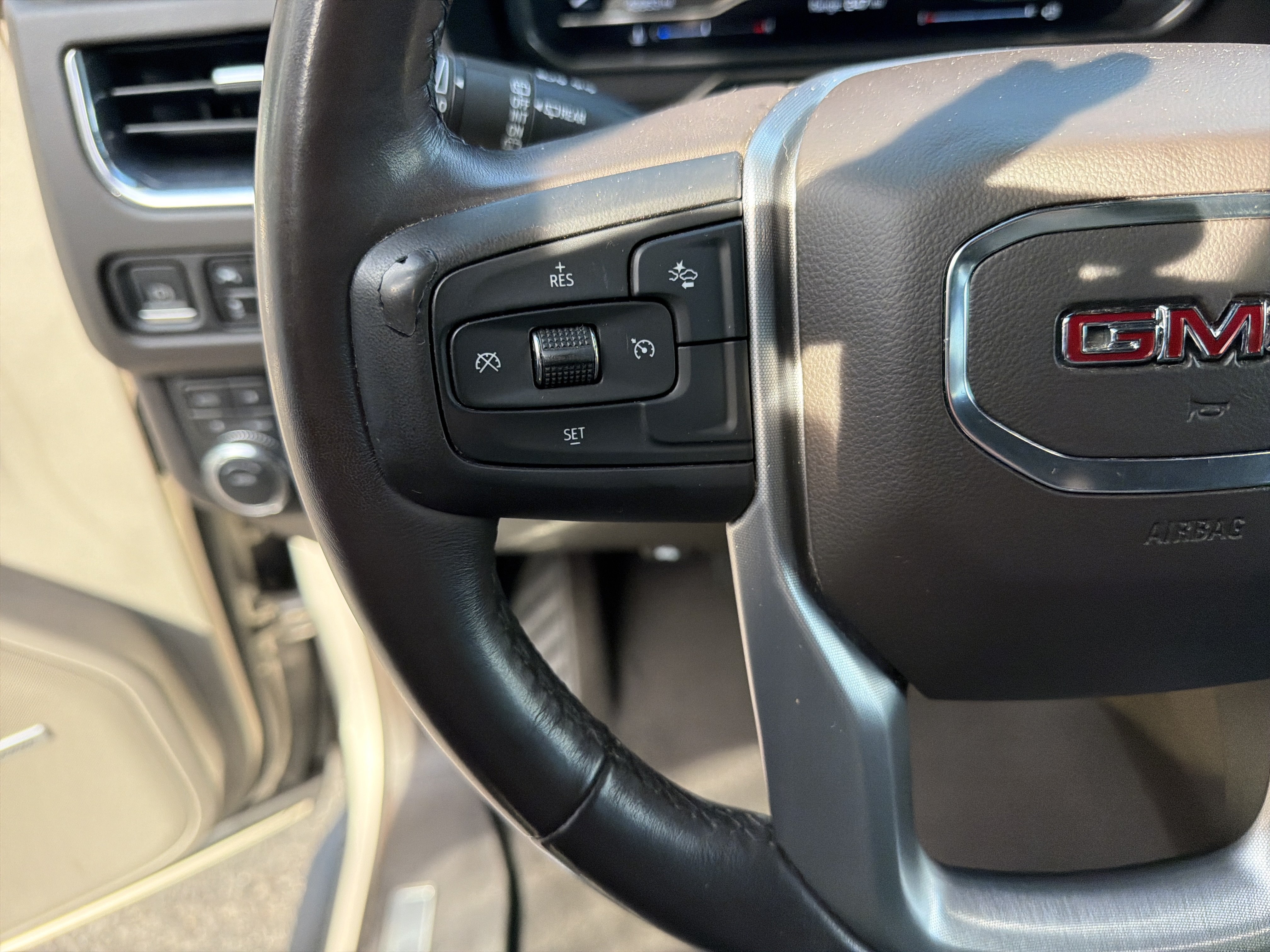 Used 2023 GMC Yukon SLT AWD/4WD image 18