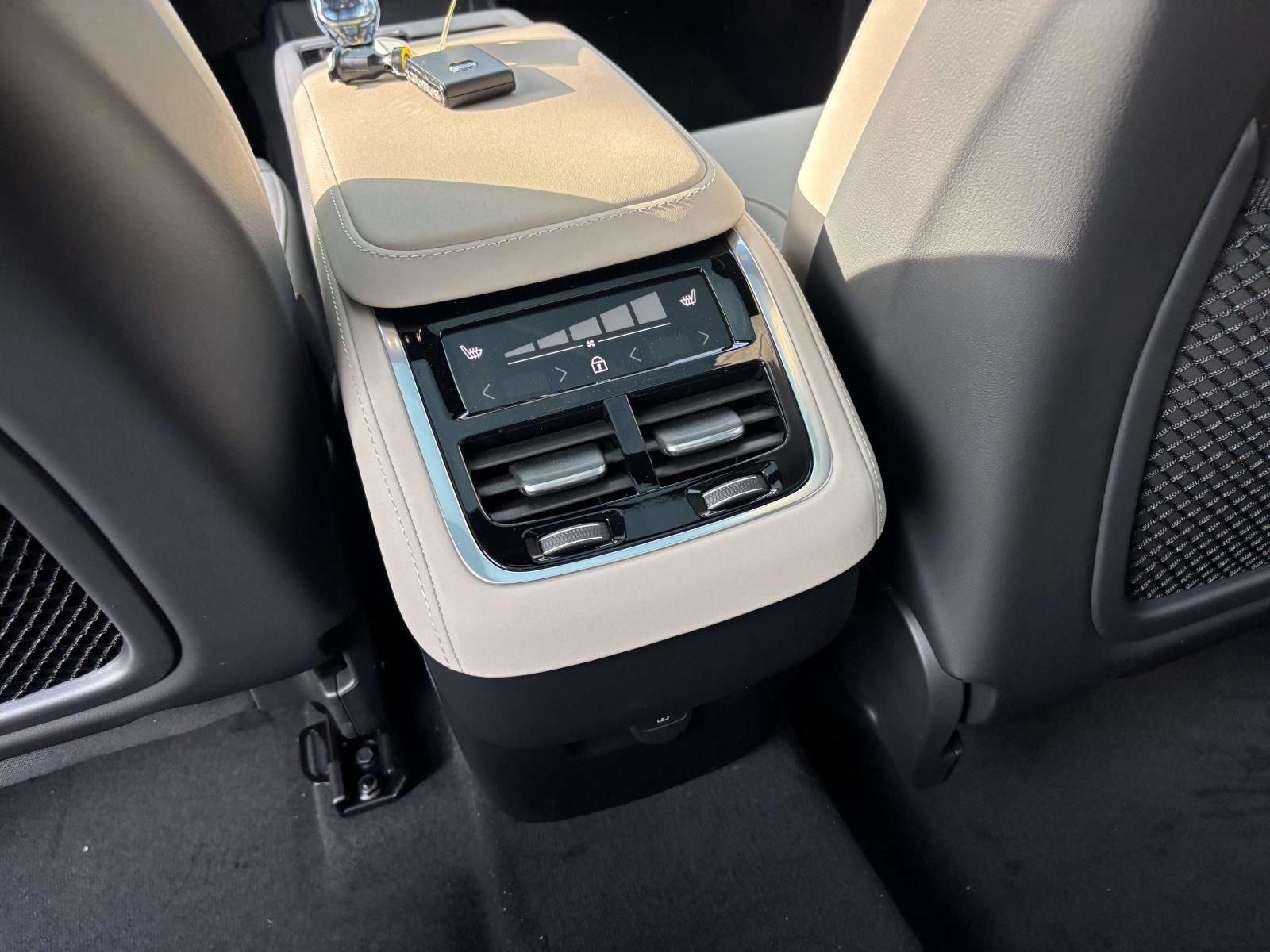 New 2026 Volvo XC90 B6 Plus w/ Protection Package Premier AWD/4WD image 32