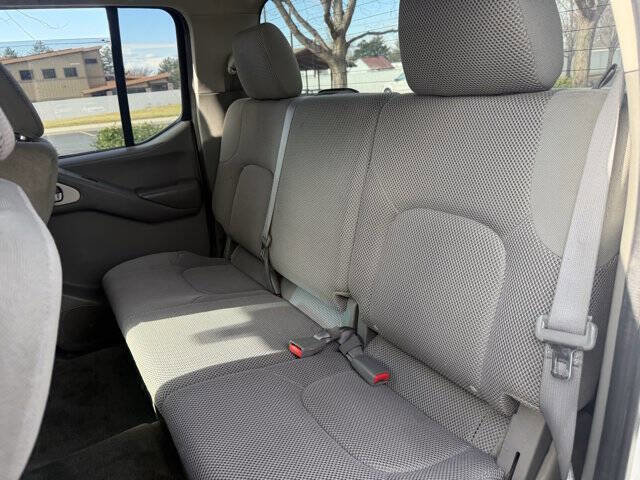 Used 2010 Nissan Frontier SE image 18