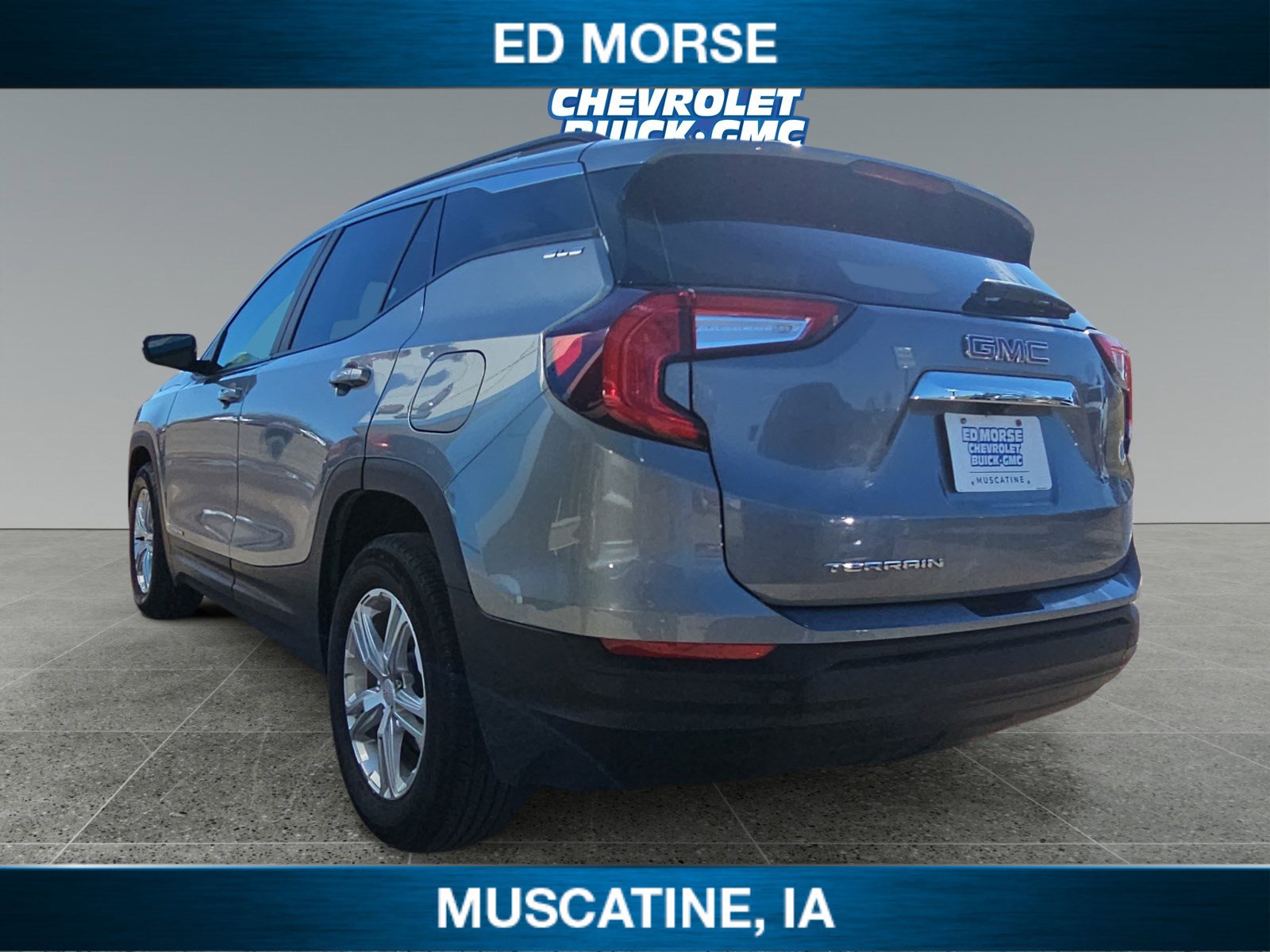 Used 2023 GMC Terrain SLE w/ Driver Convenience Package image 3