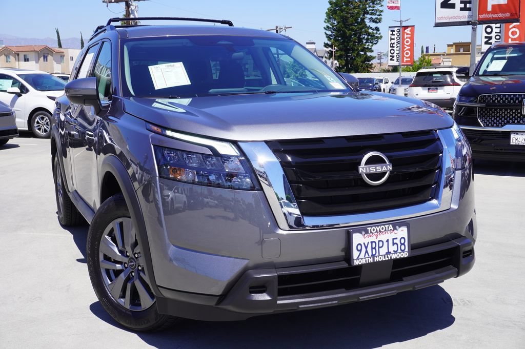 Used 2025 Nissan Pathfinder SV FWD image 2
