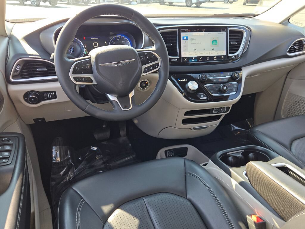 Used 2023 Chrysler Pacifica Touring-L FWD image 6