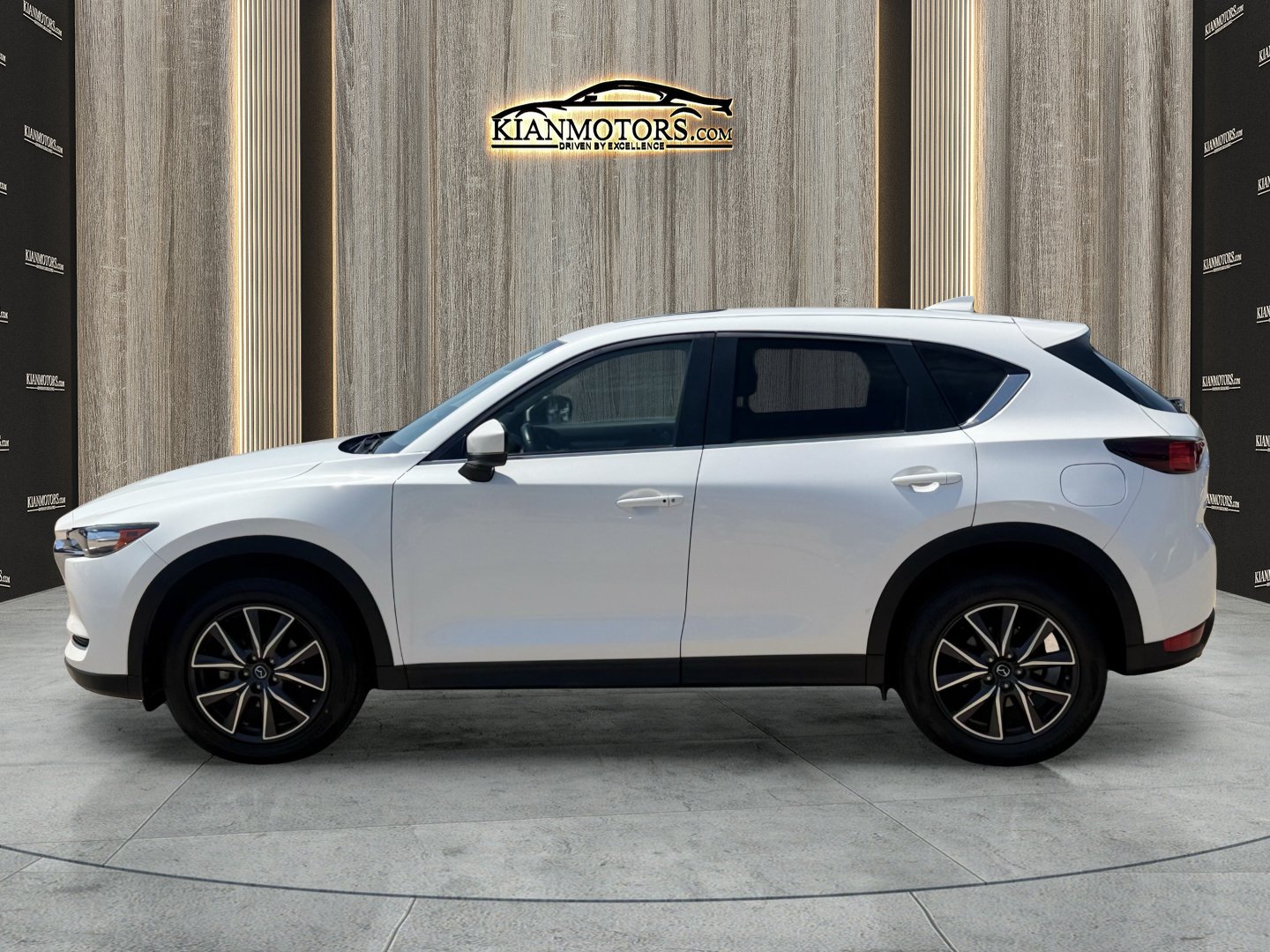 Used 2018 MAZDA CX-5 Touring w/ Preferred Equipment Package FWD image 4