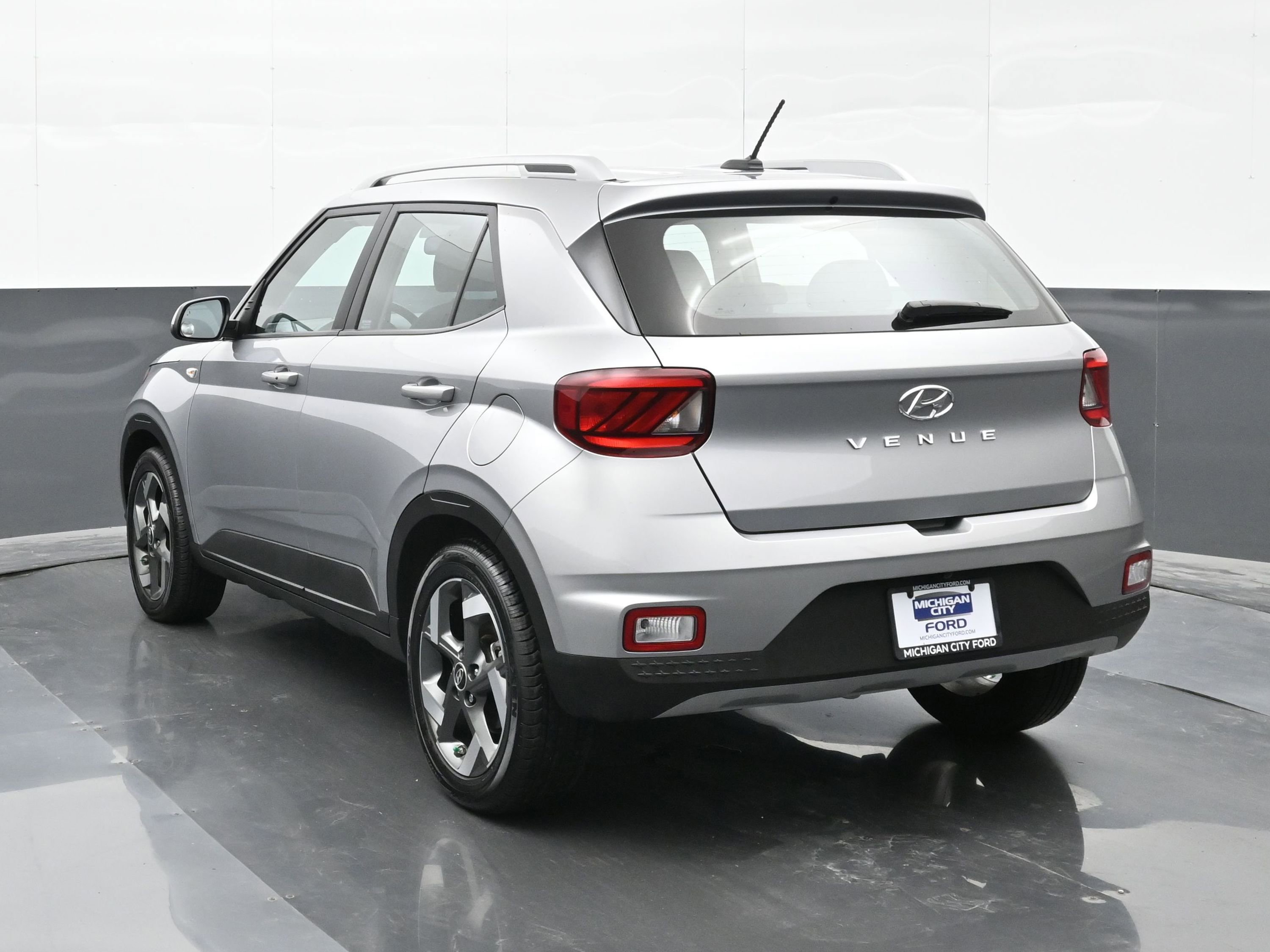 Used 2024 Hyundai Venue SEL image 6