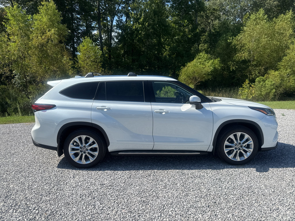 Used 2022 Toyota Highlander Limited FWD image 4