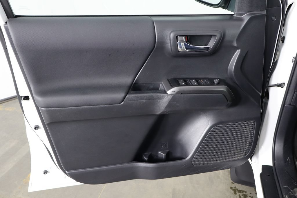 Used 2022 Toyota Tacoma TRD Off-Road AWD/4WD image 19