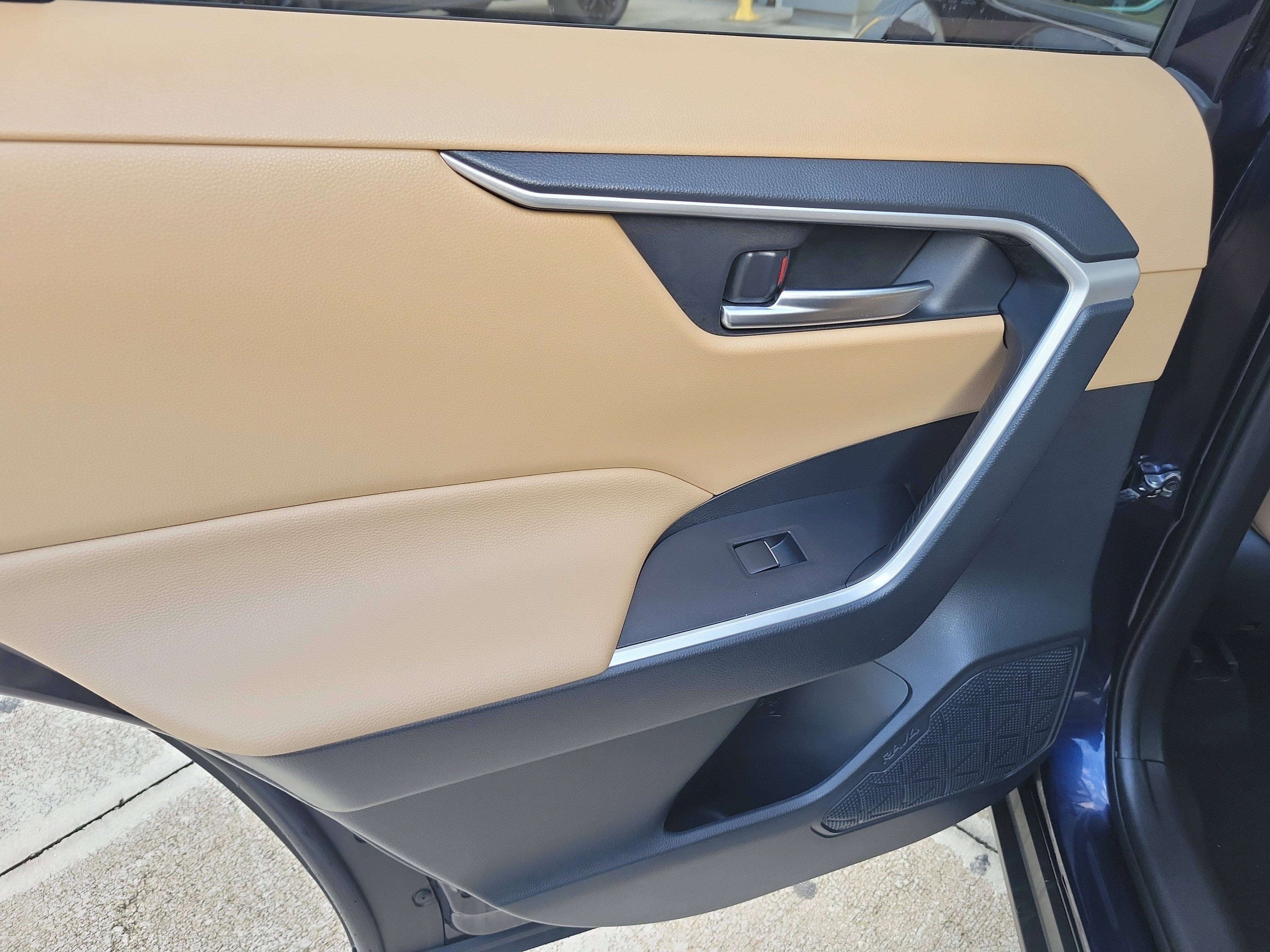 Used 2019 Toyota RAV4 XLE Premium FWD image 13