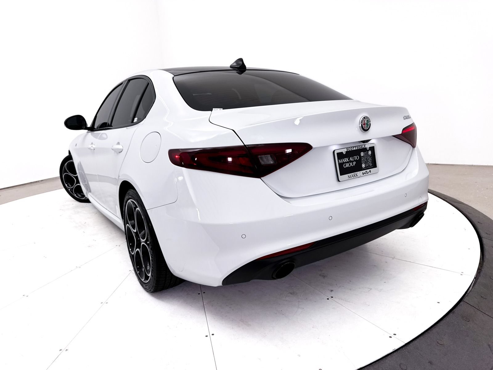 Used 2022 Alfa Romeo Giulia Ti w/ Active Assist Plus Package RWD image 9
