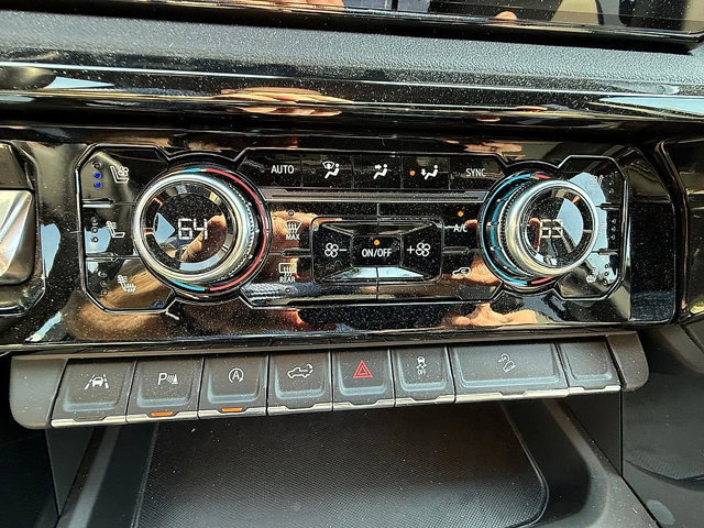 Used 2025 GMC Sierra 1500 AT4 w/ Technology Package AWD/4WD image 35