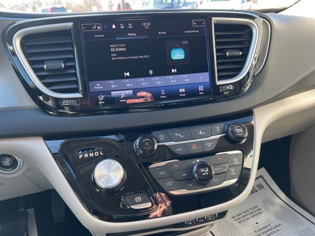 Used 2023 Chrysler Pacifica Touring-L FWD image 18