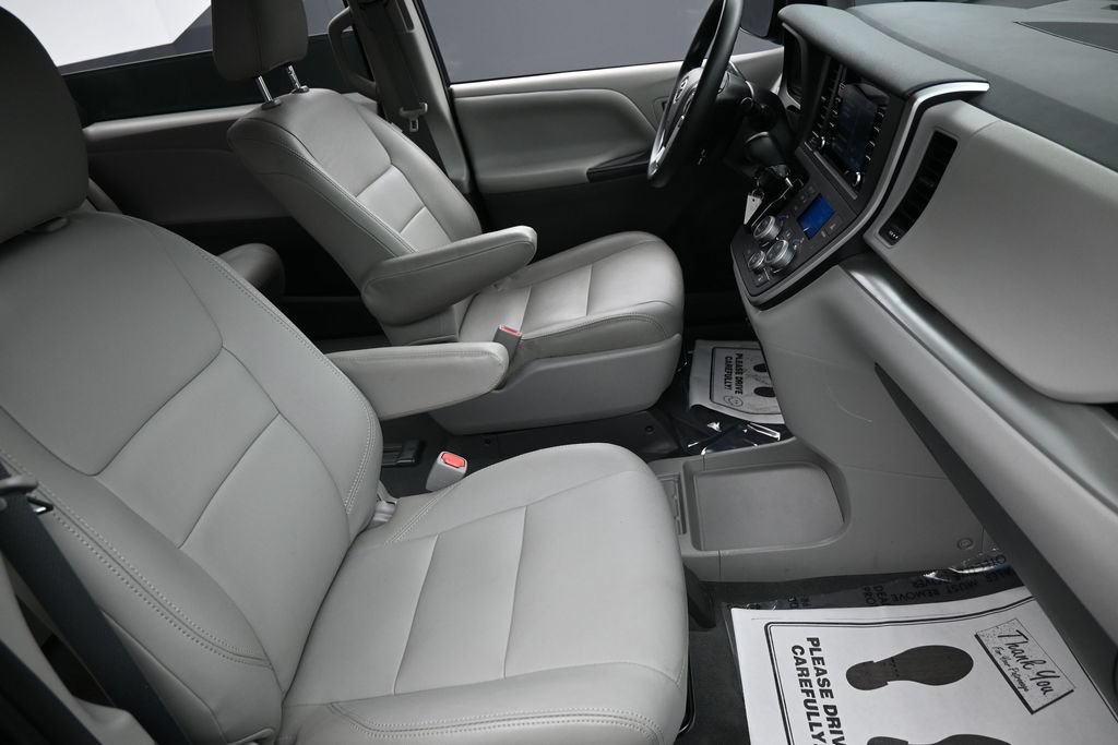 Used 2020 Toyota Sienna L FWD image 34