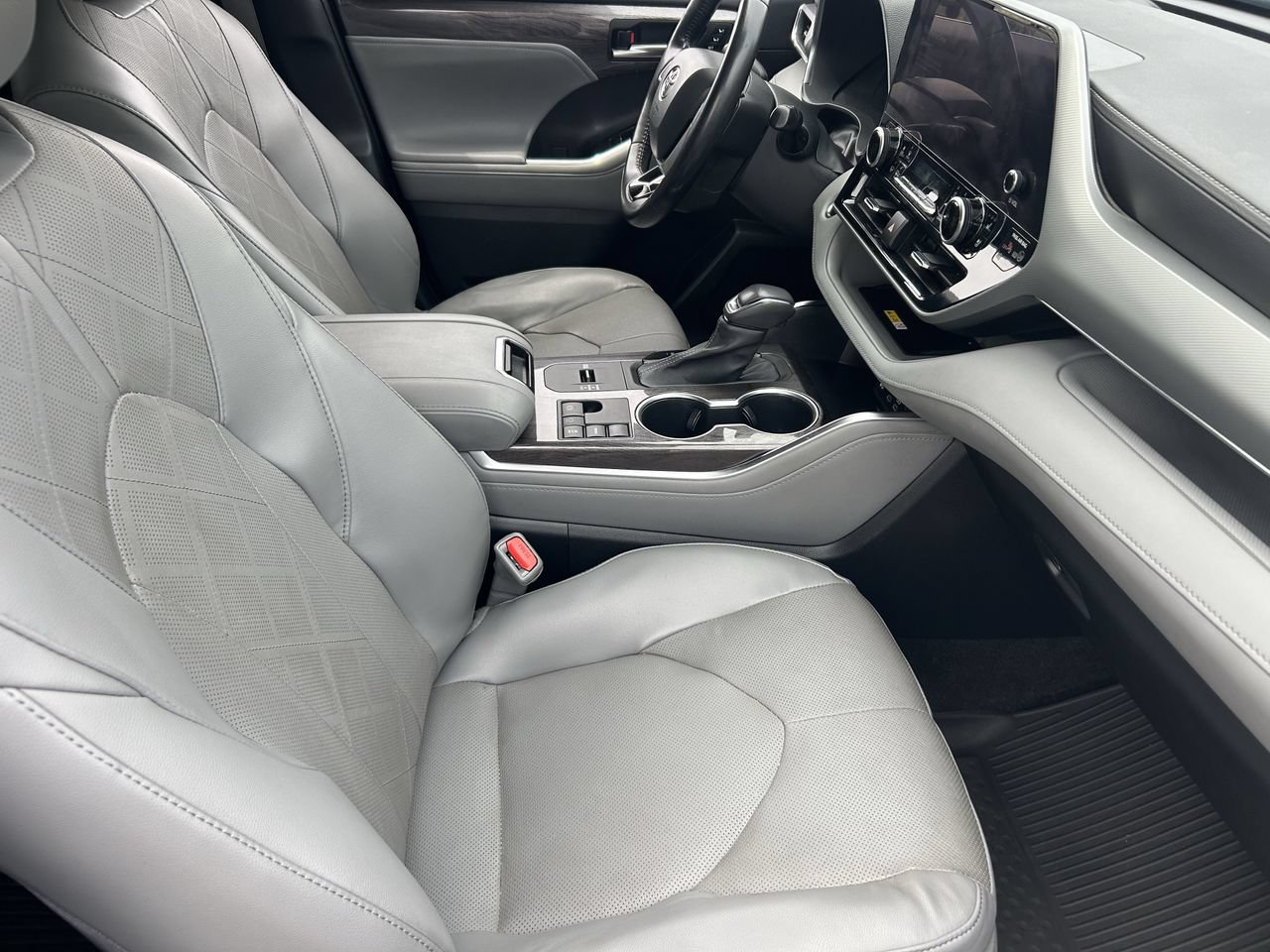 Used 2023 Toyota Highlander Platinum FWD image 12