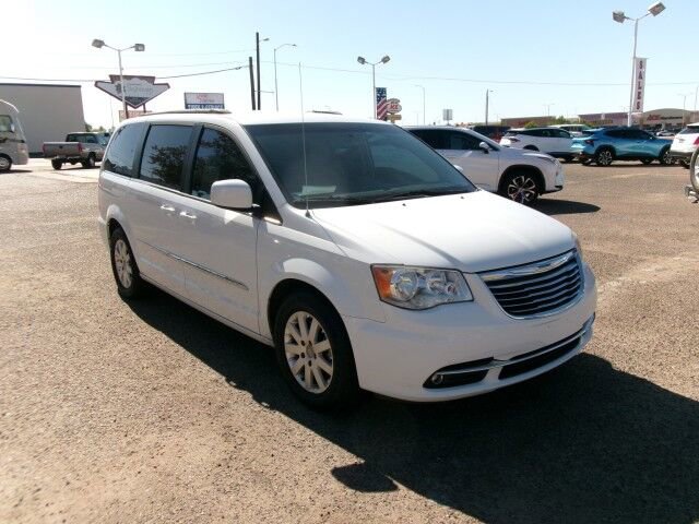 Used 2016 Chrysler Town & Country Touring FWD image 4