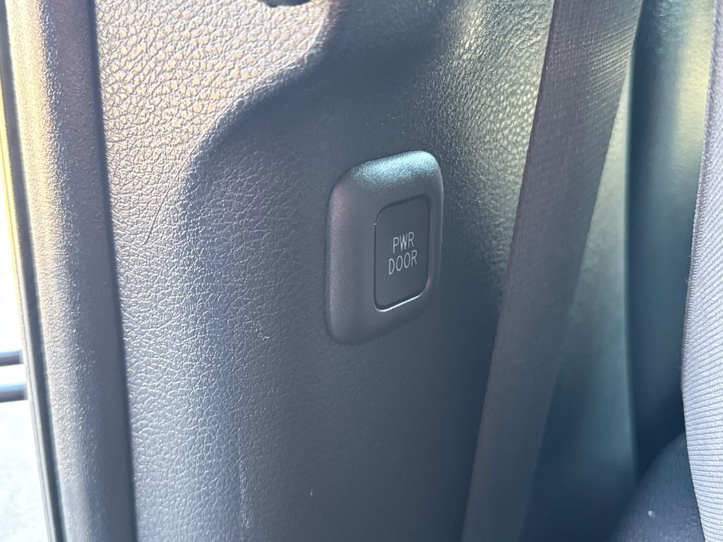 Used 2025 Toyota Sienna LE image 41