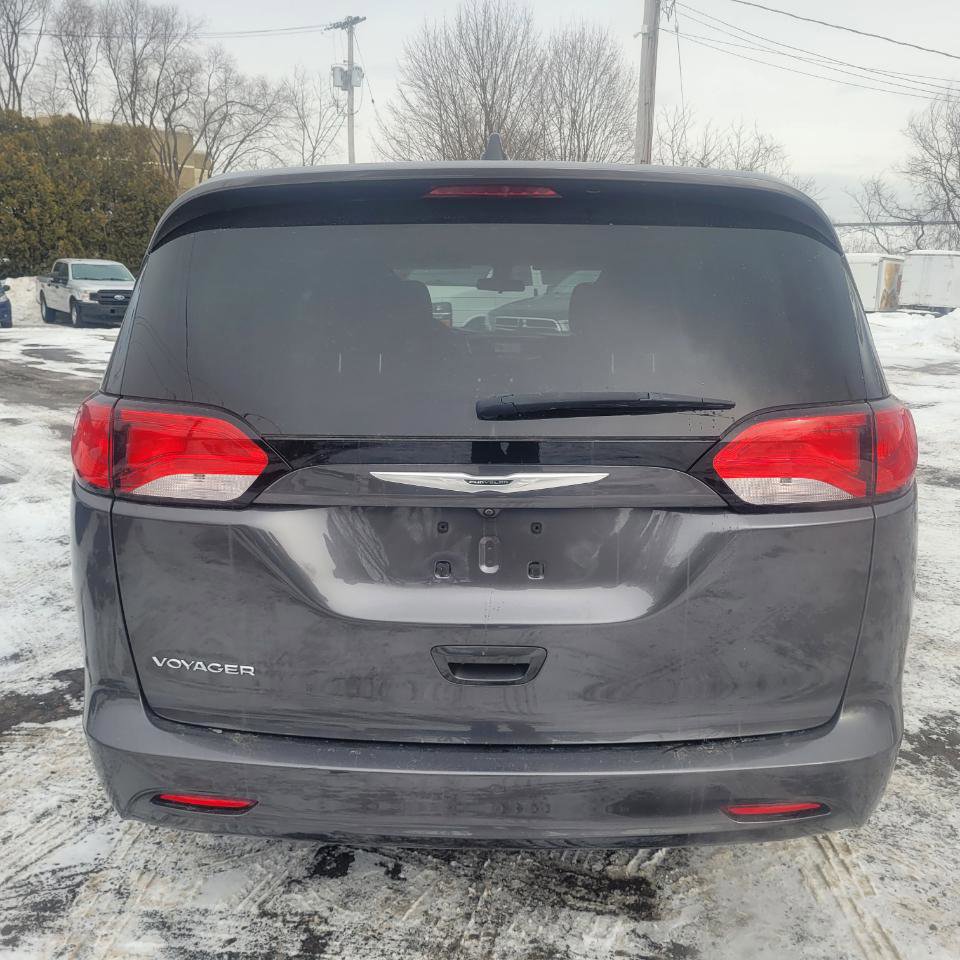 Used 2022 Chrysler Voyager LX image 7