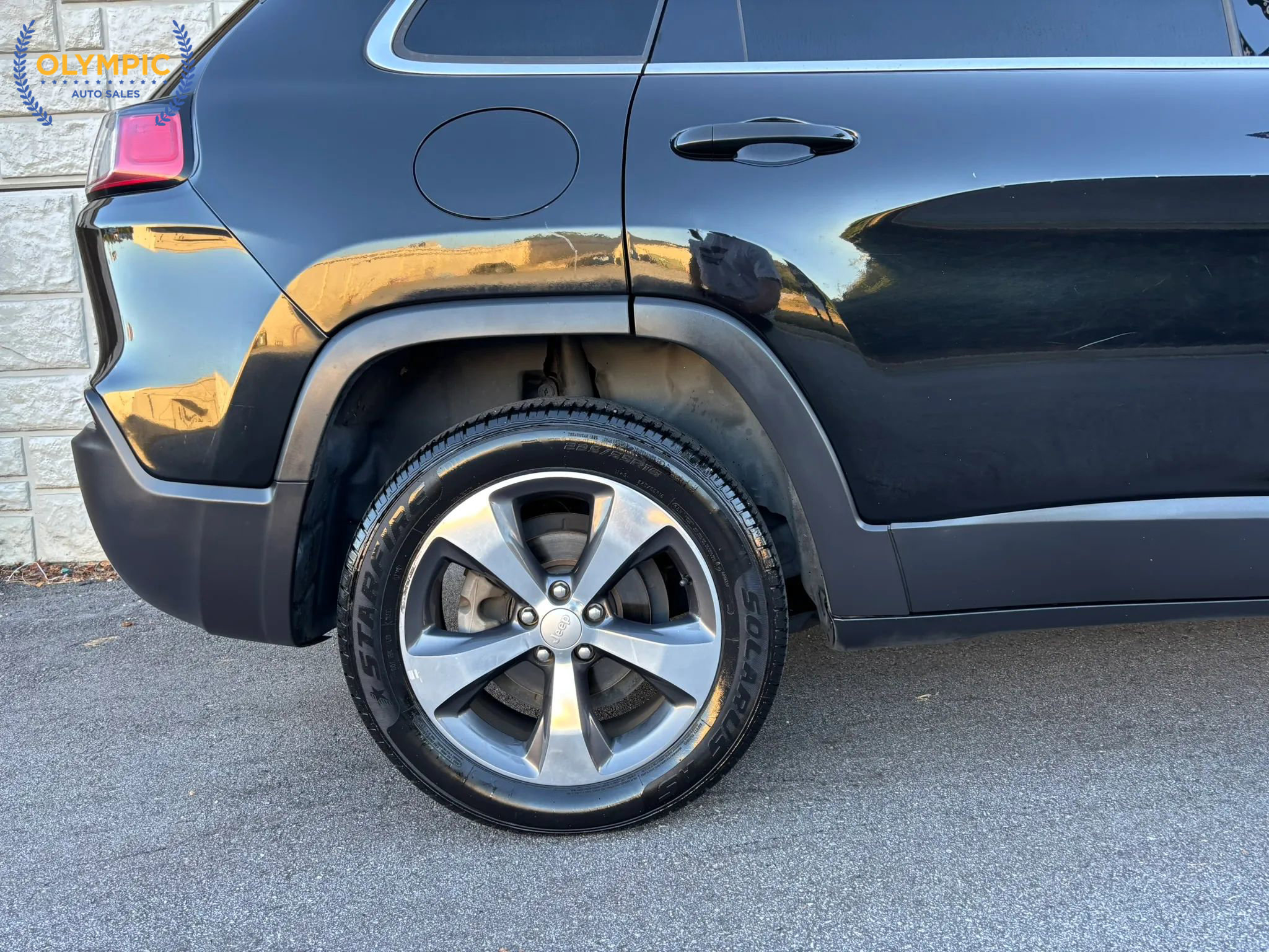 Used 2019 Jeep Cherokee Limited image 12