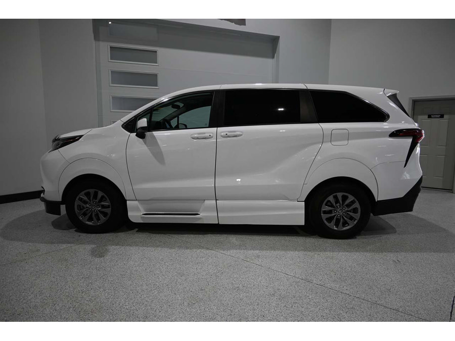 Used 2022 Toyota Sienna LE AWD/4WD image 9