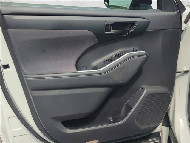 Used 2023 Toyota Highlander L AWD/4WD image 10