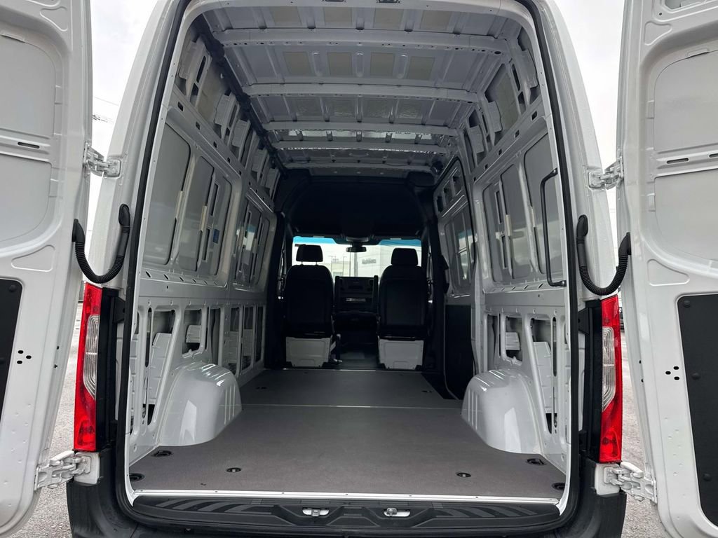 Used 2025 Mercedes-Benz Sprinter 2500 image 5
