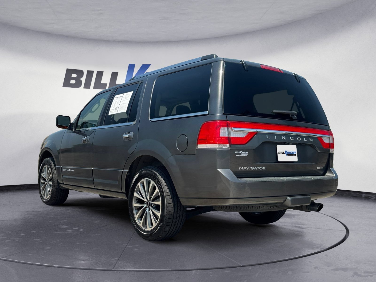 Used 2016 Lincoln Navigator Select RWD image 3
