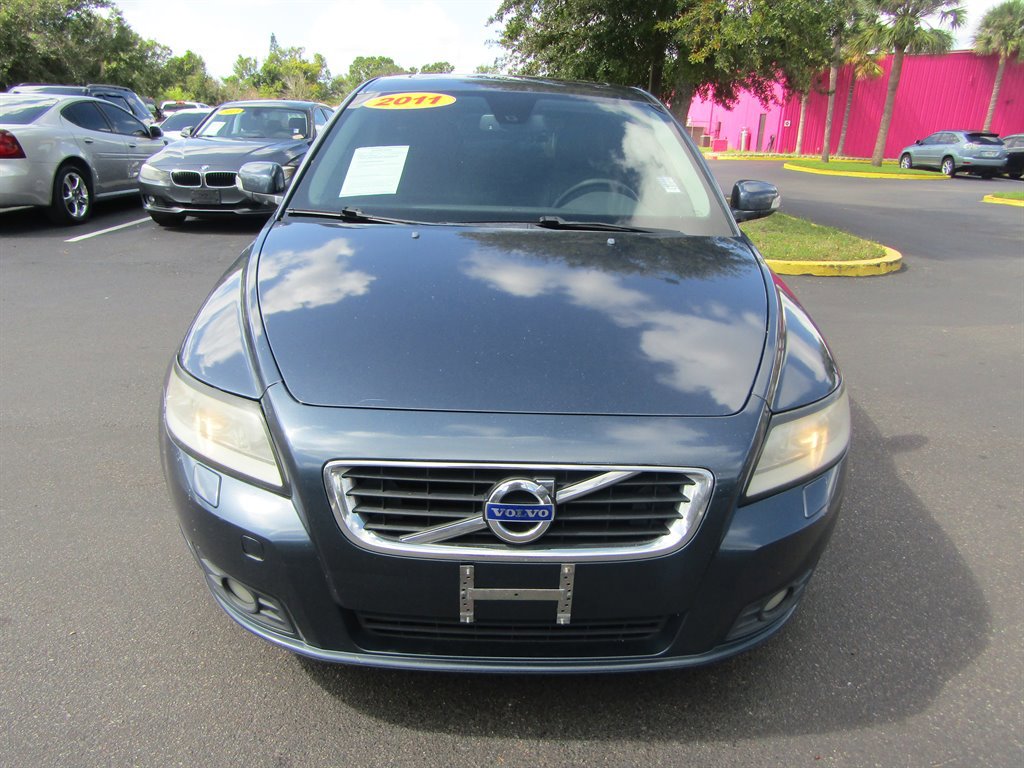 Used 2011 Volvo V50 T5 w/ Preferred Pkg image 2