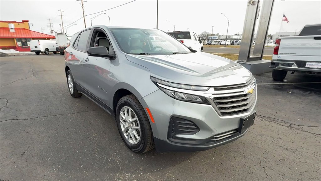 Used 2023 Chevrolet Equinox LS image 2