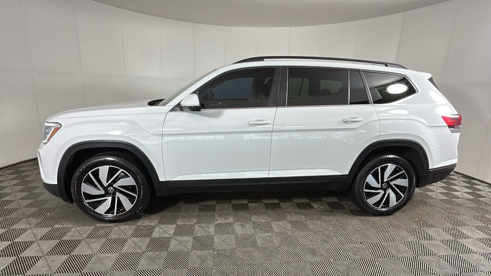 Used 2025 Volkswagen Atlas SE AWD/4WD image 5