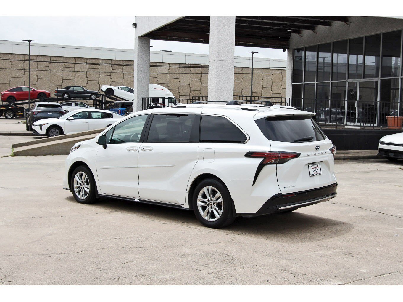 Used 2025 Toyota Sienna Limited AWD/4WD image 5