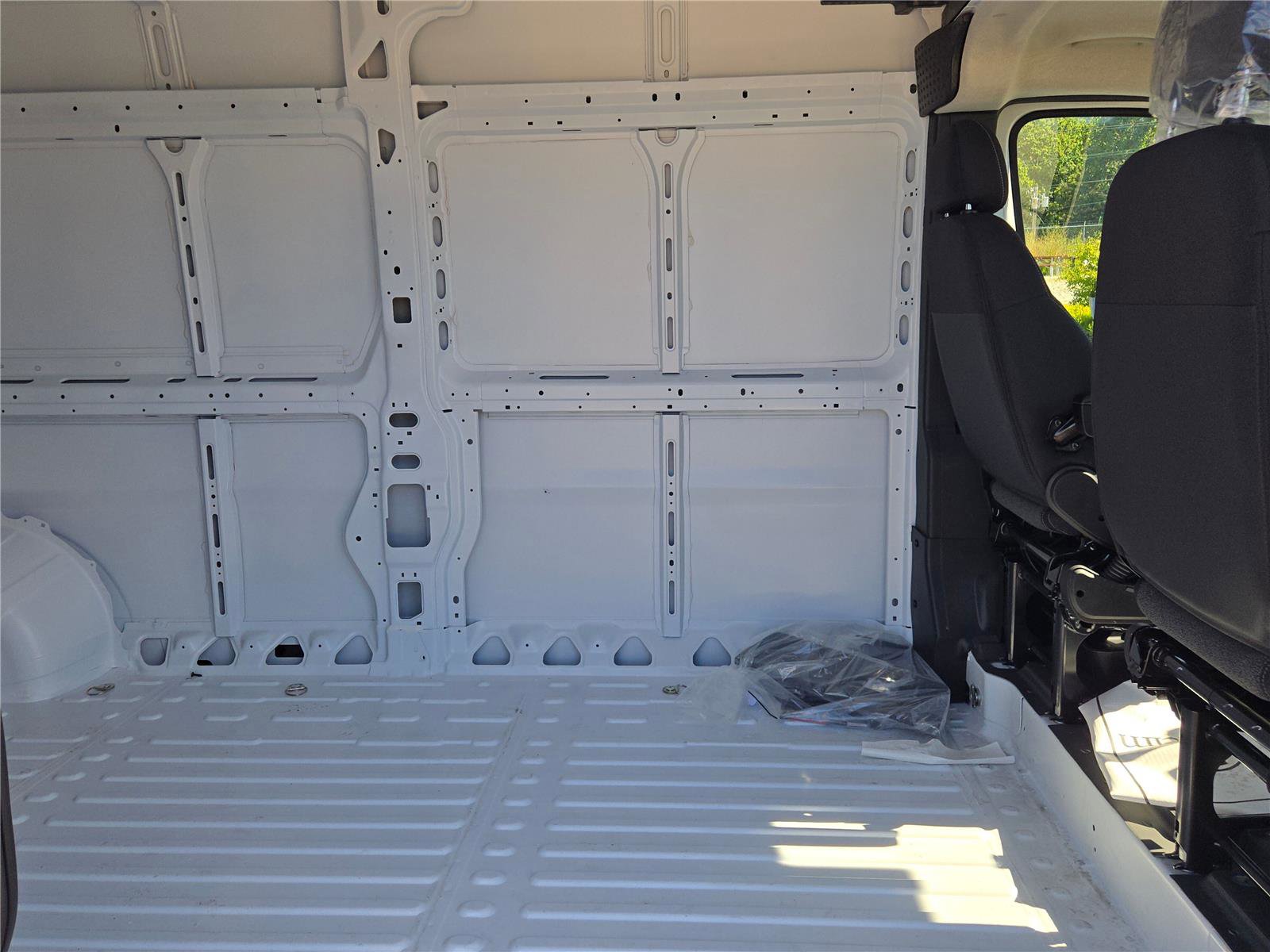 Used 2025 RAM ProMaster 2500 w/ Convenience Group image 9