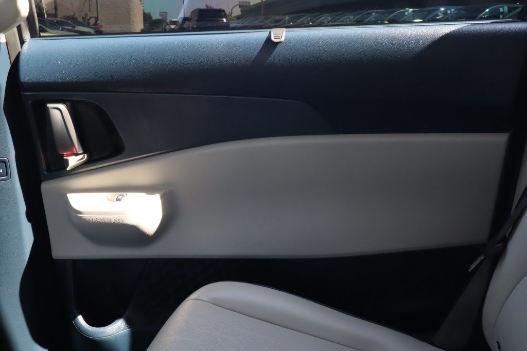 Used 2025 Kia Carnival EX FWD image 34
