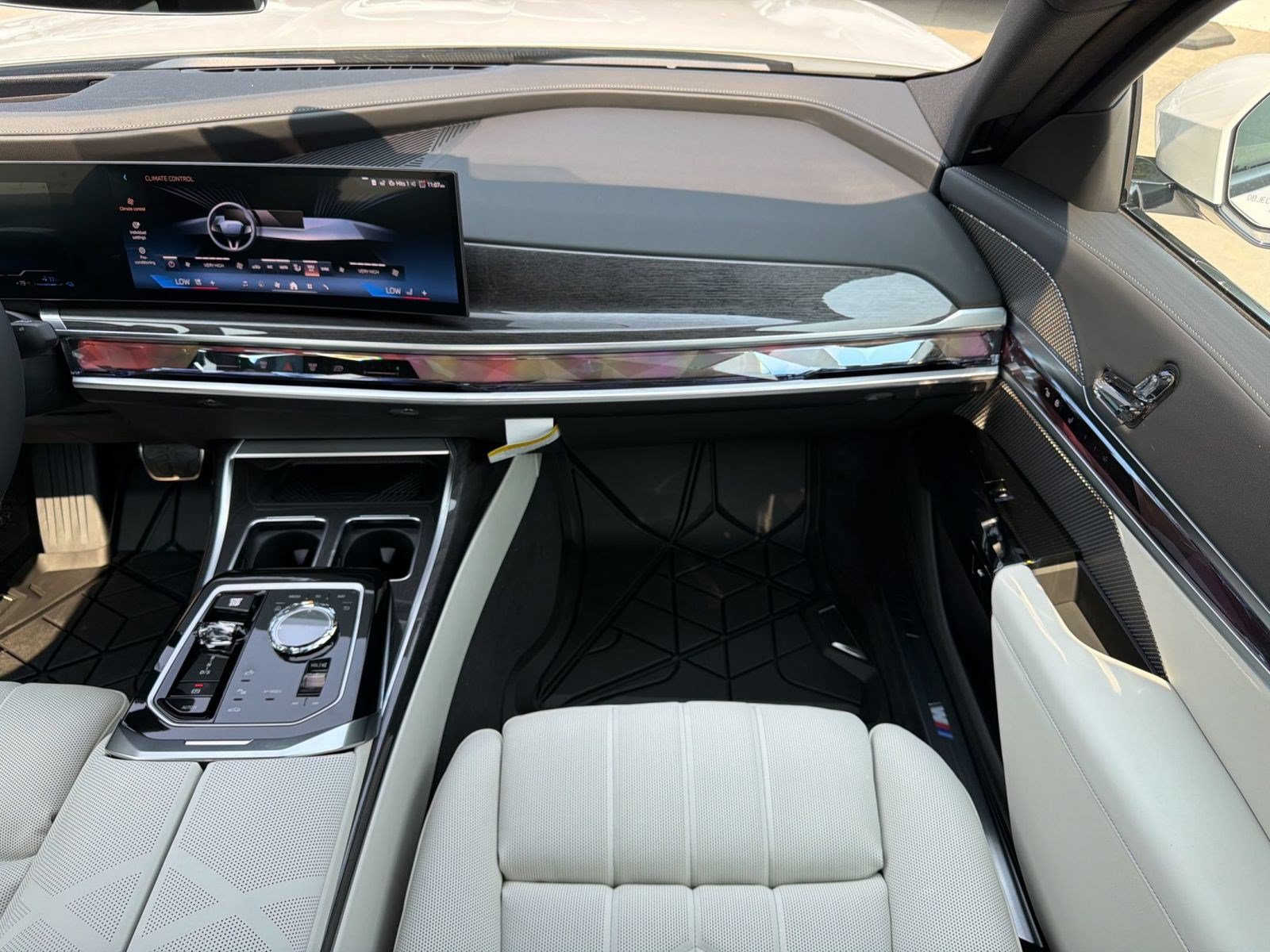 New 2026 BMW 750e xDrive AWD/4WD image 30
