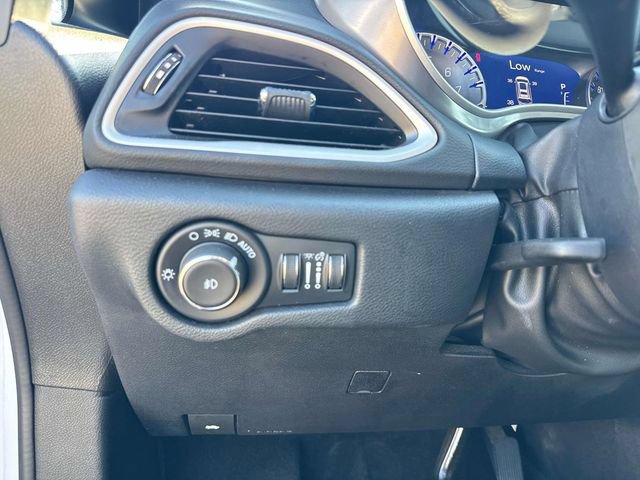 Used 2025 Chrysler Pacifica Select FWD image 26