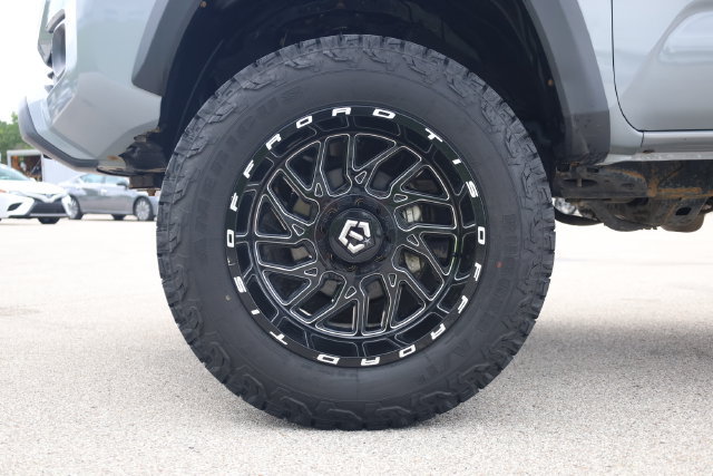 Used 2020 Toyota Tacoma TRD Off-Road w/ TRD Premium Off Road Package AWD/4WD image 8