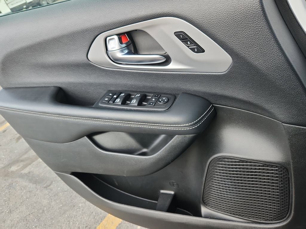 Used 2025 Chrysler Pacifica Limited FWD image 9