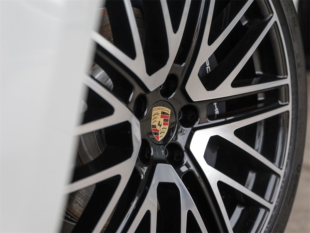 Used 2025 Porsche Macan image 12