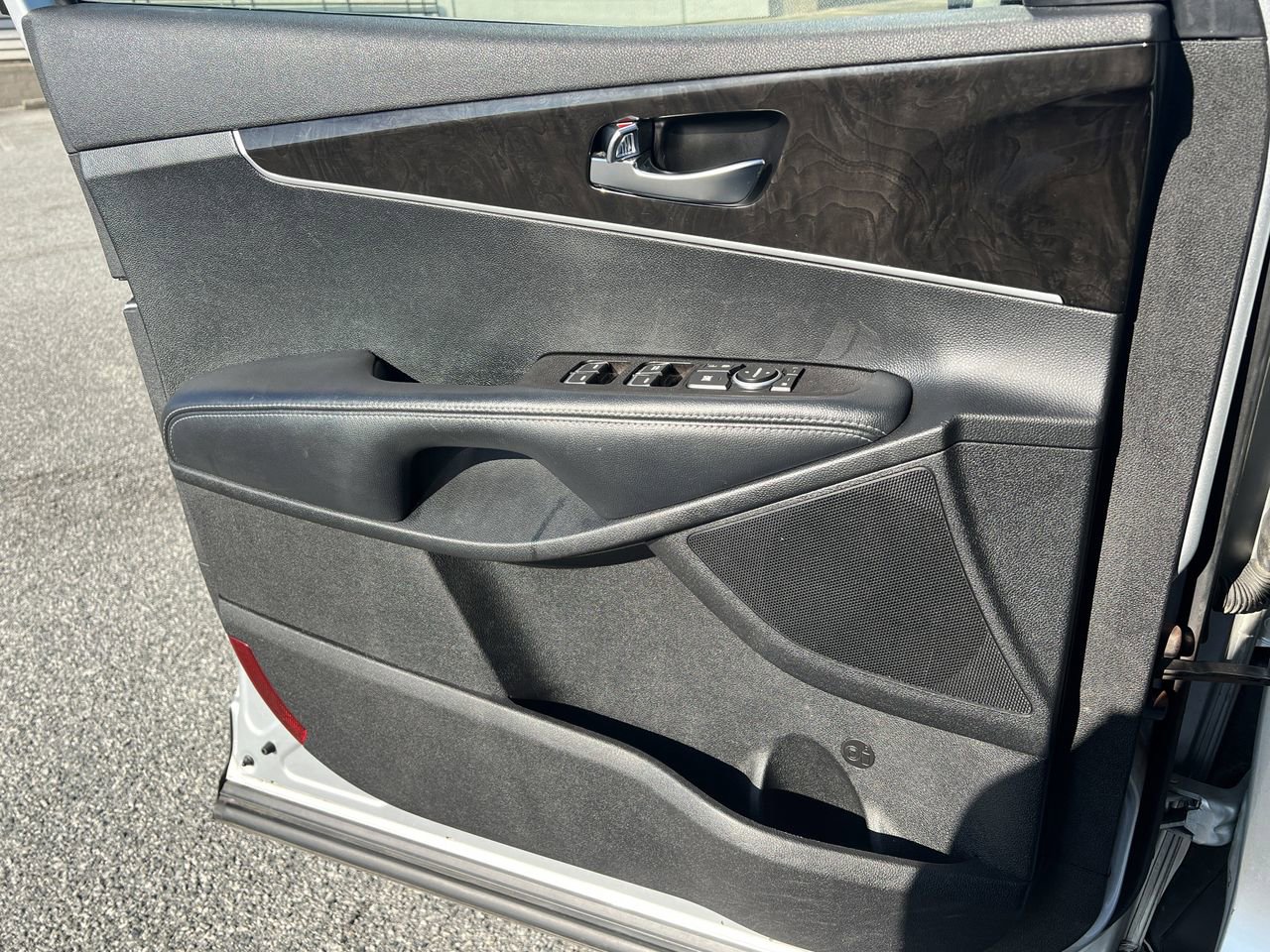 Used 2016 Kia Sorento LX w/ LX Convenience Package image 16
