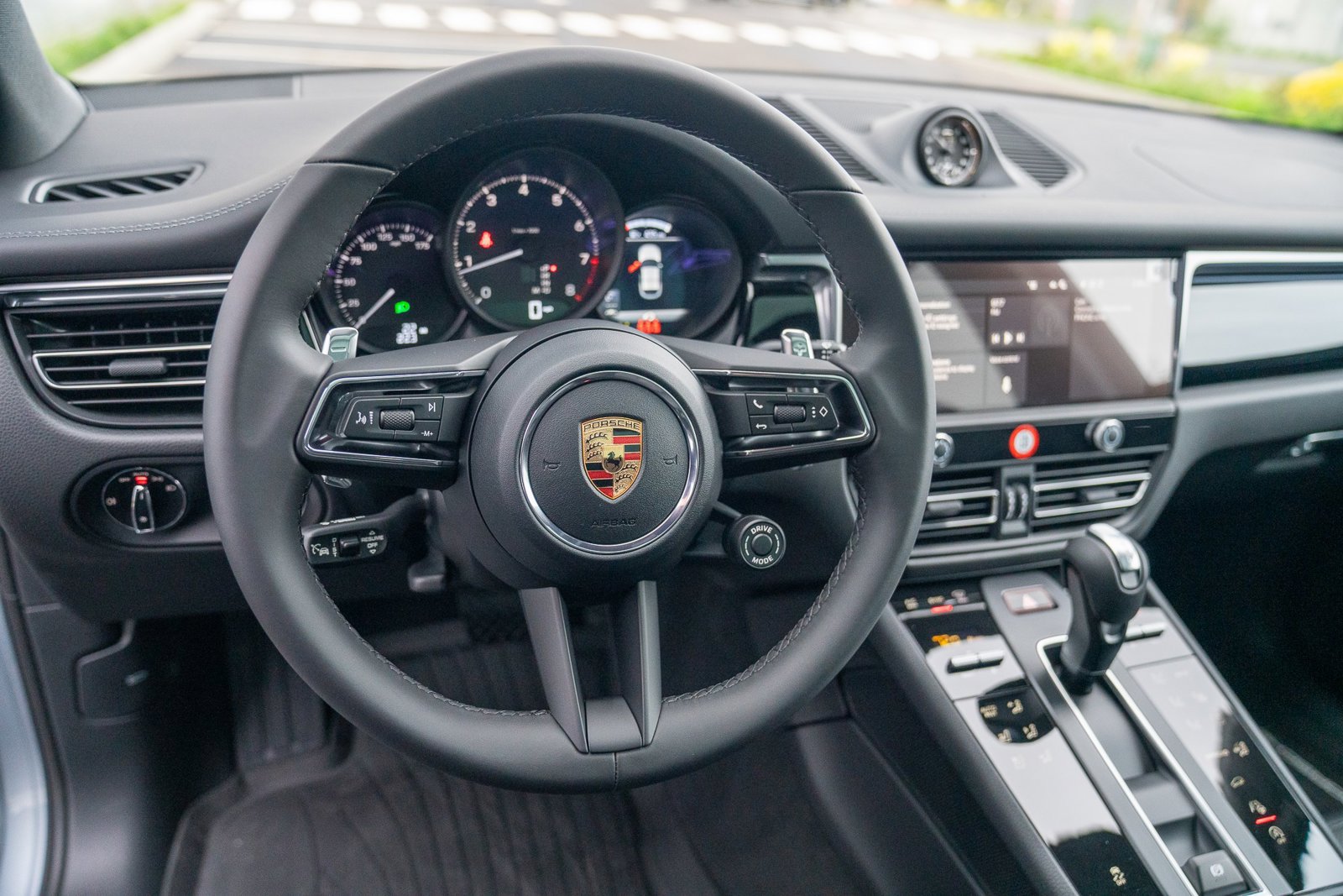 Certified 2026 Porsche Macan AWD/4WD image 13