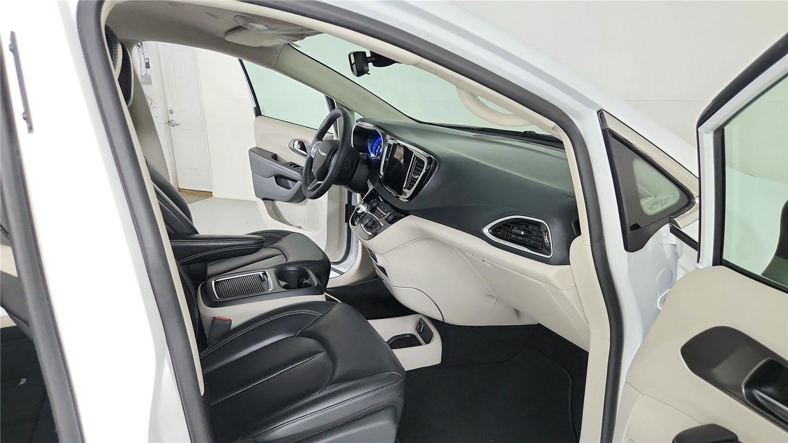 Used 2023 Chrysler Pacifica Touring-L FWD image 19