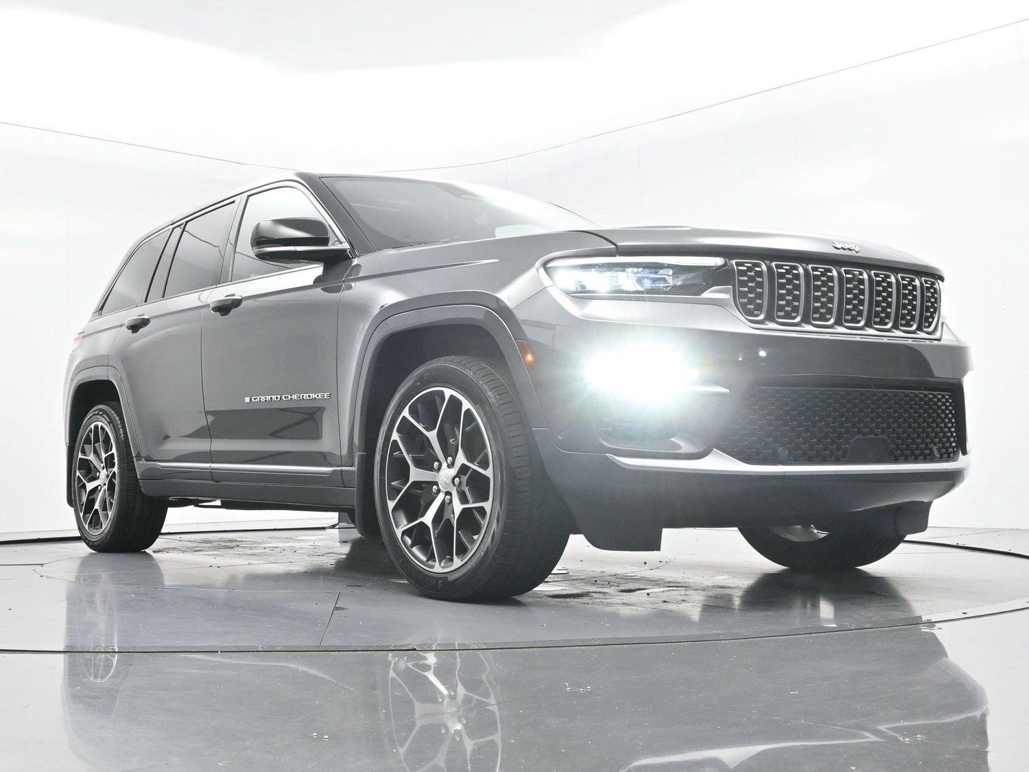 Used 2022 Jeep Grand Cherokee Summit AWD/4WD image 39