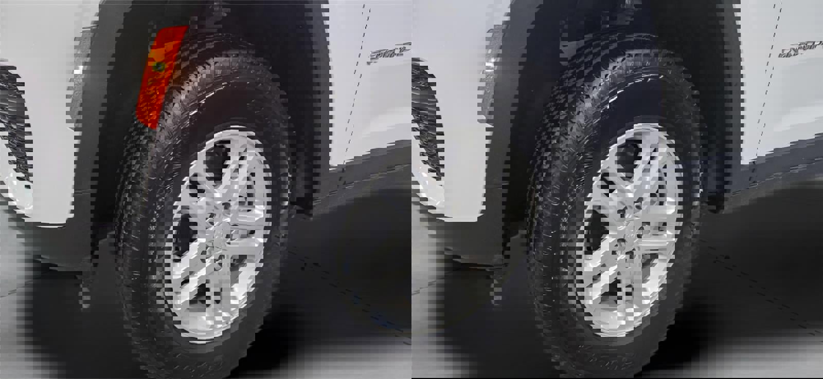 Used 2023 Jeep Grand Cherokee Laredo image 28