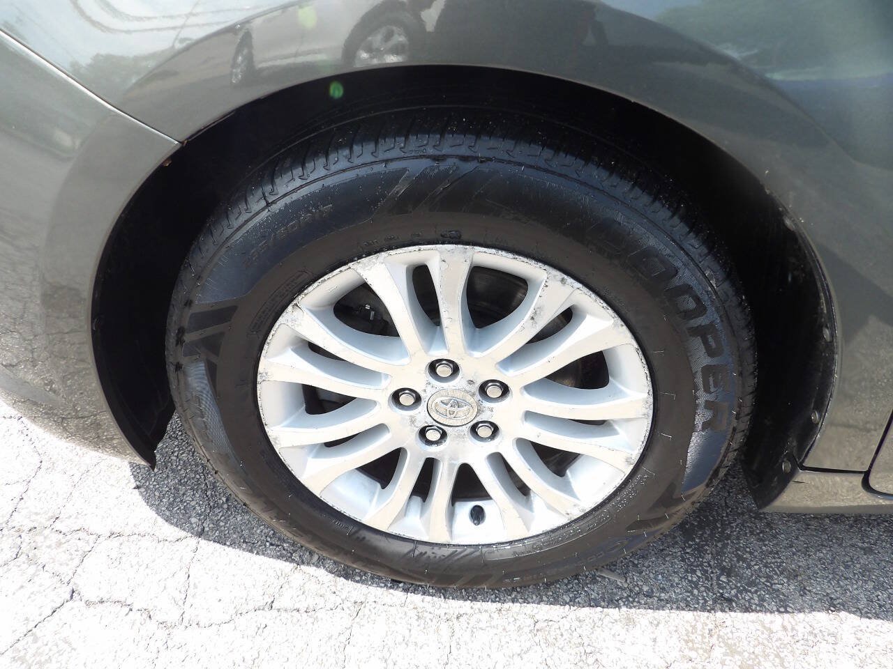 Used 2012 Toyota Sienna XLE FWD image 5