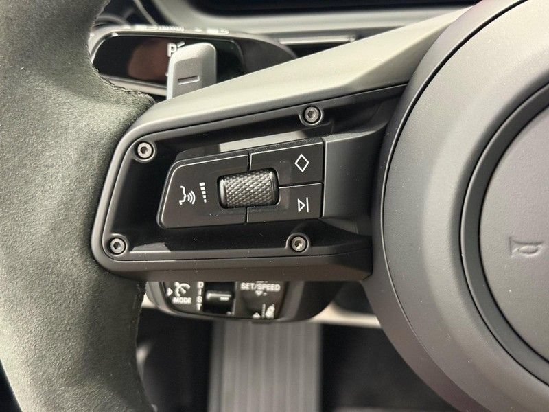 Certified 2025 Porsche Cayenne Turbo AWD/4WD image 19