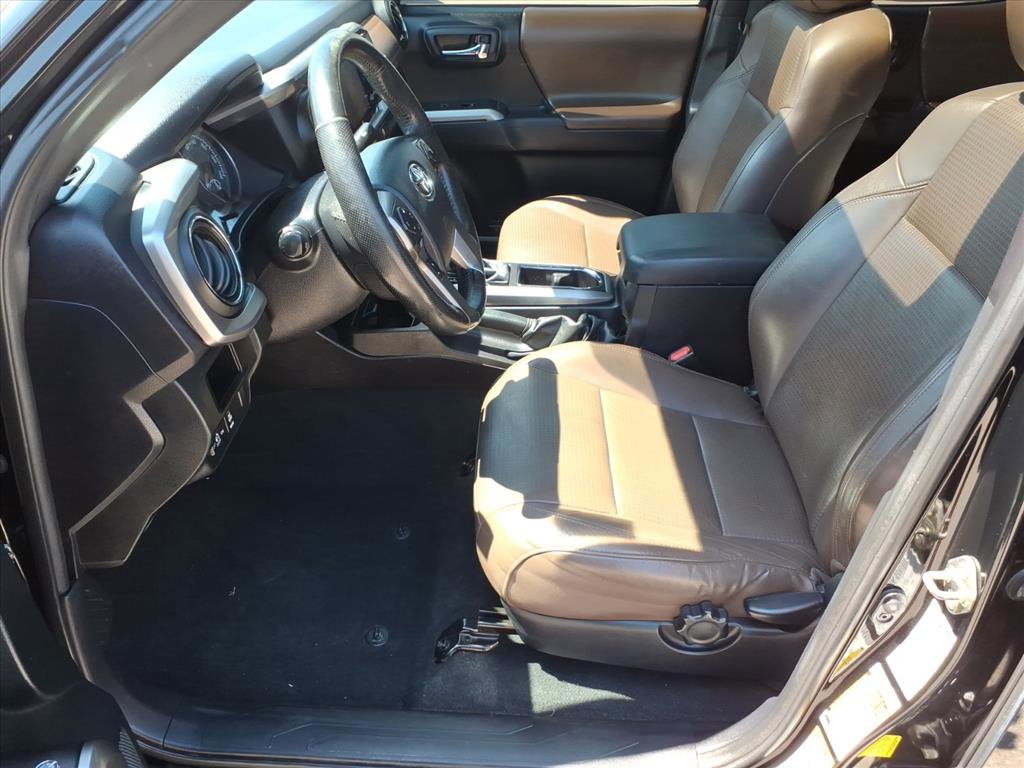 Used 2016 Toyota Tacoma Limited w/ Towing Package image 12