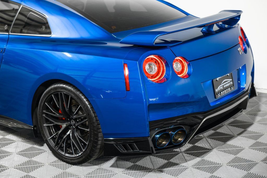 Used 2021 Nissan GT-R Premium image 16