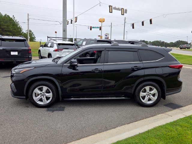 Used 2022 Toyota Highlander LE AWD/4WD image 4