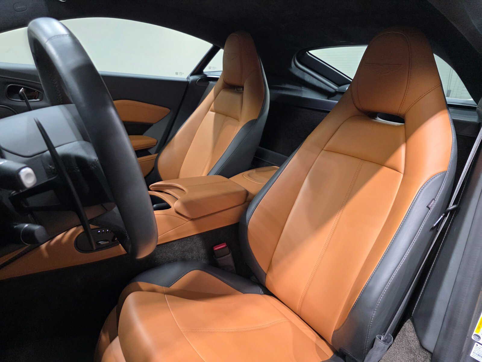 Used 2023 Aston Martin V8 Vantage Coupe image 12